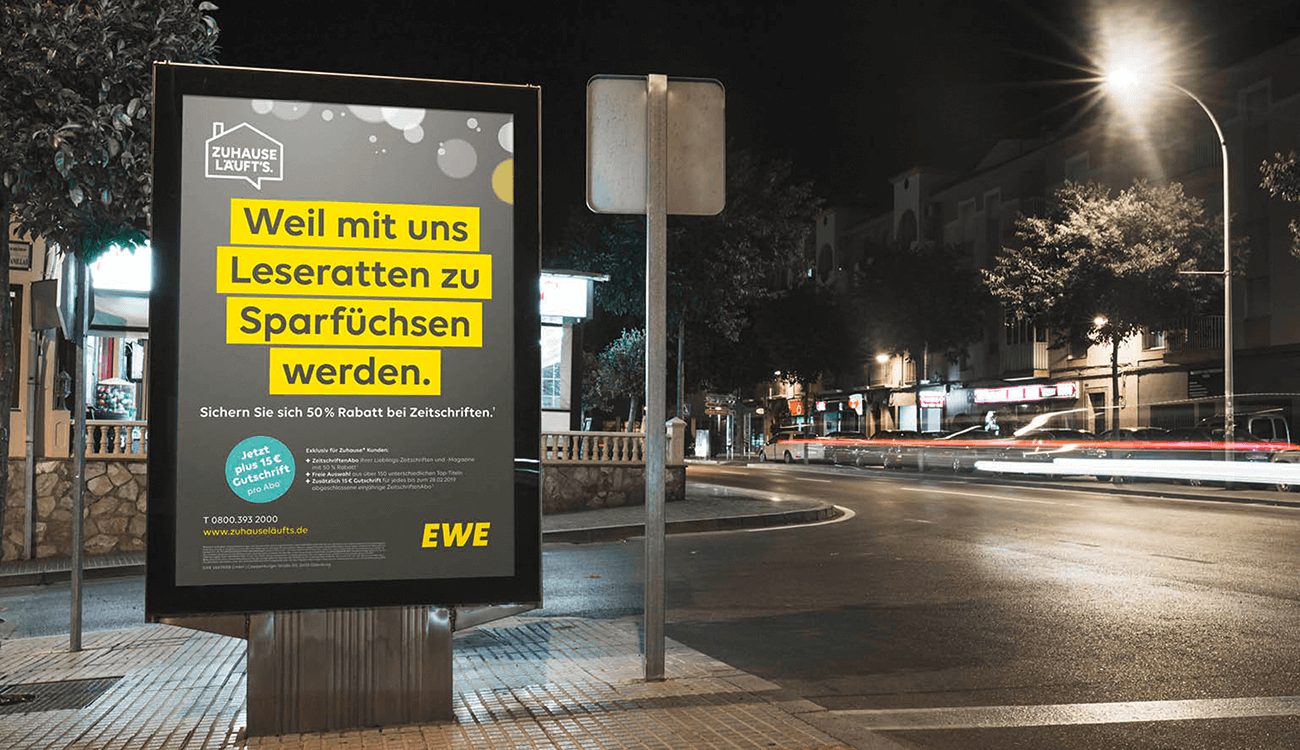 EWE City-Light-Poster: Weil mit uns Leseratten zu Sparfüchsen werden.