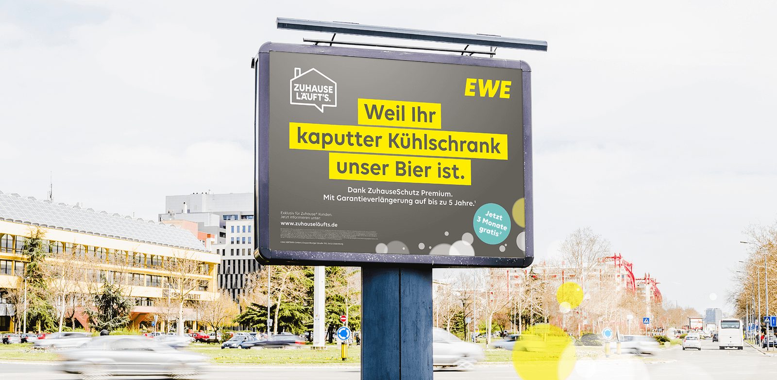 EWE Plakat auf Großfläche: Weil Ihr kaputter Kühlschrank unser Bier ist.